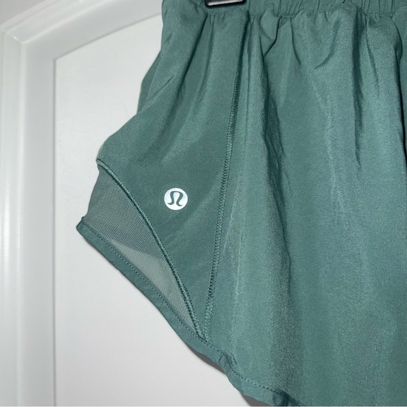 Lululemon Hotty Hot II 2.5” Shorts Women’s Size 6 Regular Light Green W7ARKR - Picture 4 of 5